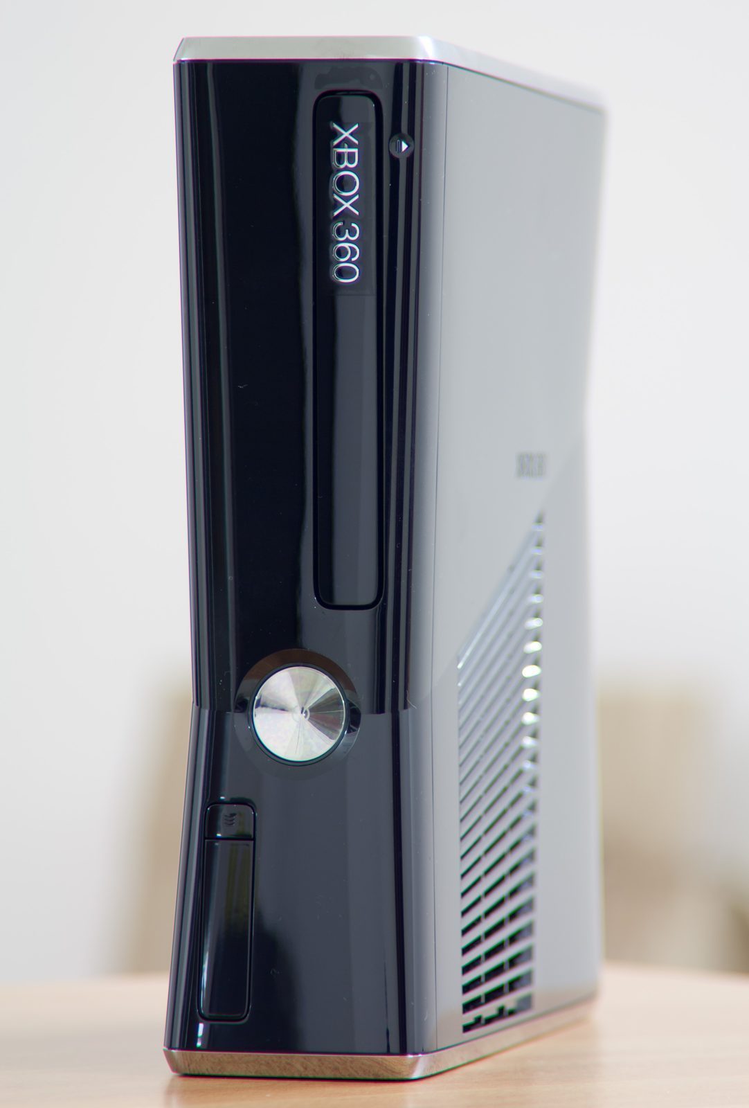 Xbox 360 S（Slim、2010 年 6 月）